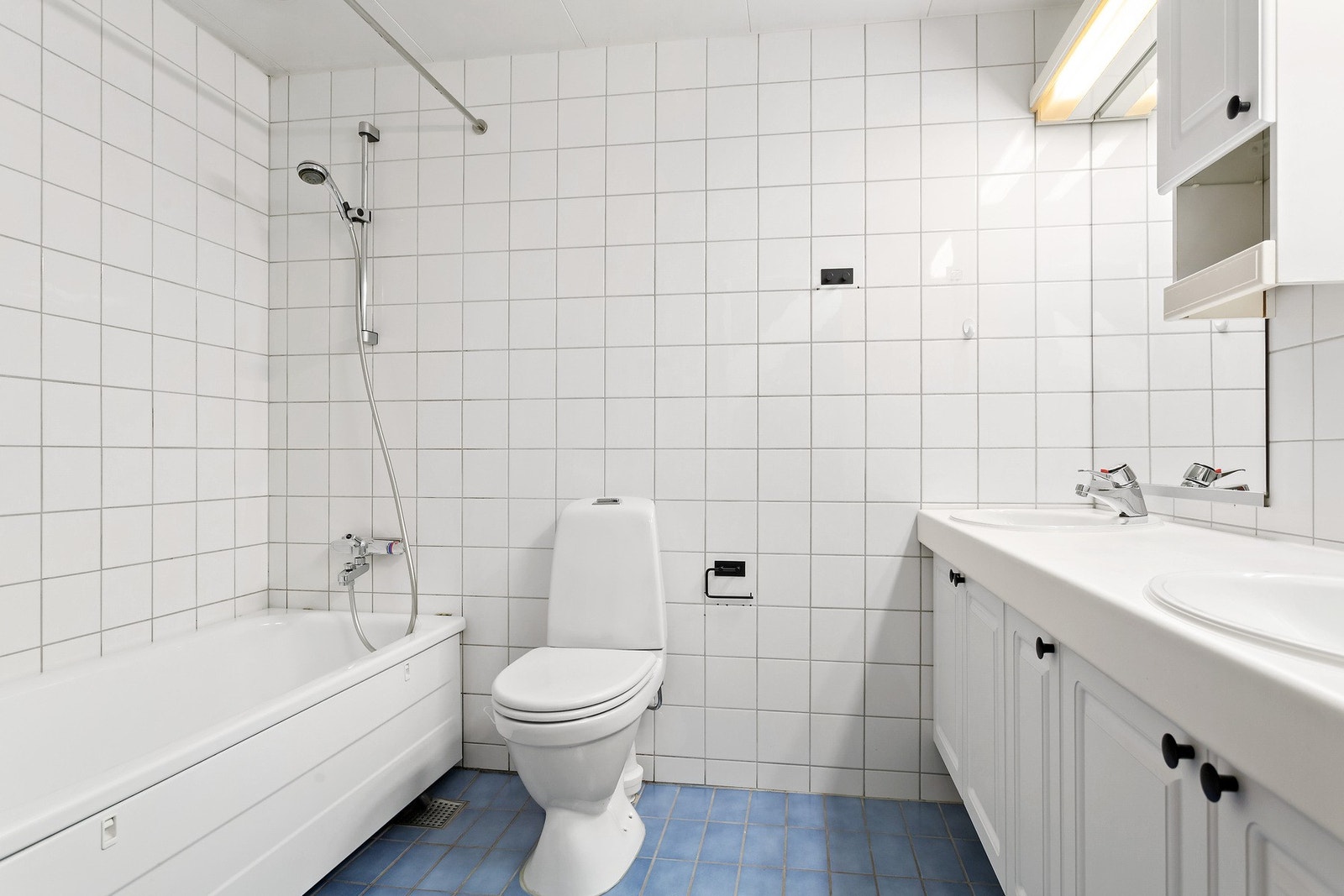 Baderom i underetasje (evt. hybel). Galleribilde