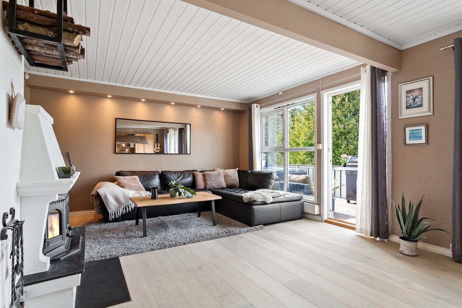 Fra stue ut mot terrasse. Galleribilde