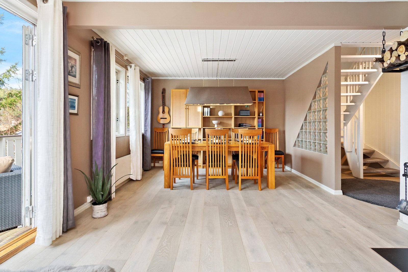 Stor stue med peis og utgang sydvestvendt terrasse på 62 m². Galleribilde