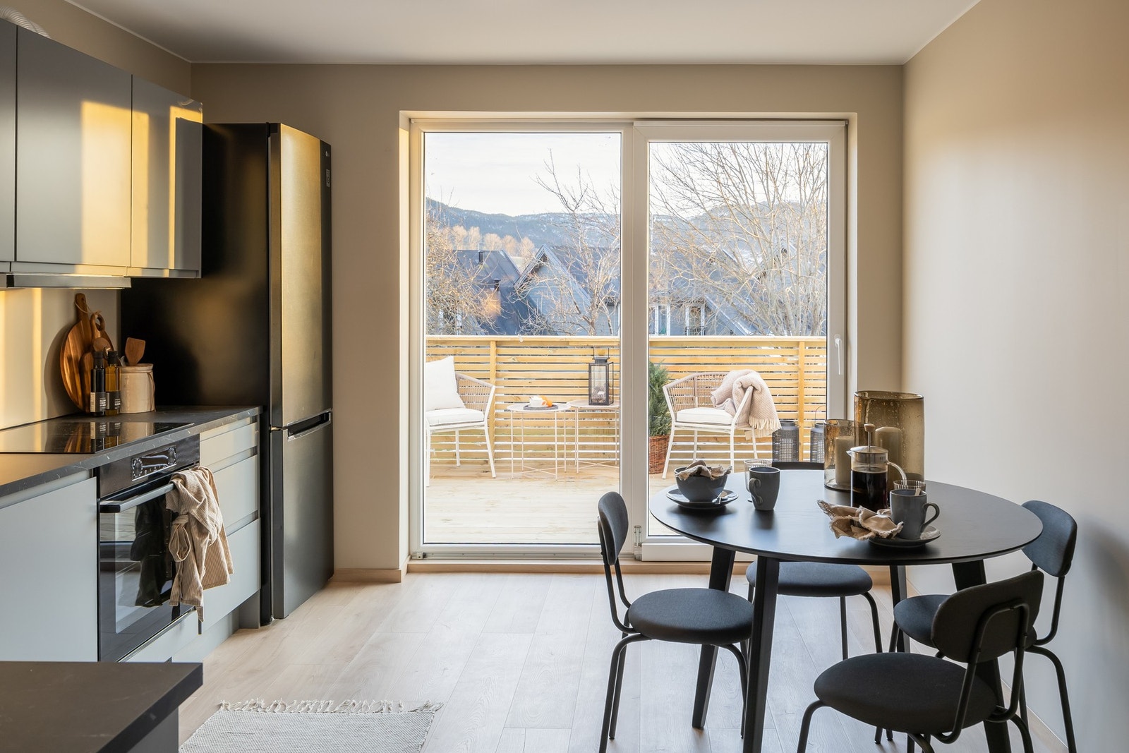 Fra kjøkkenet er det utgang til stor terrasse på 18 kvm. Galleribilde