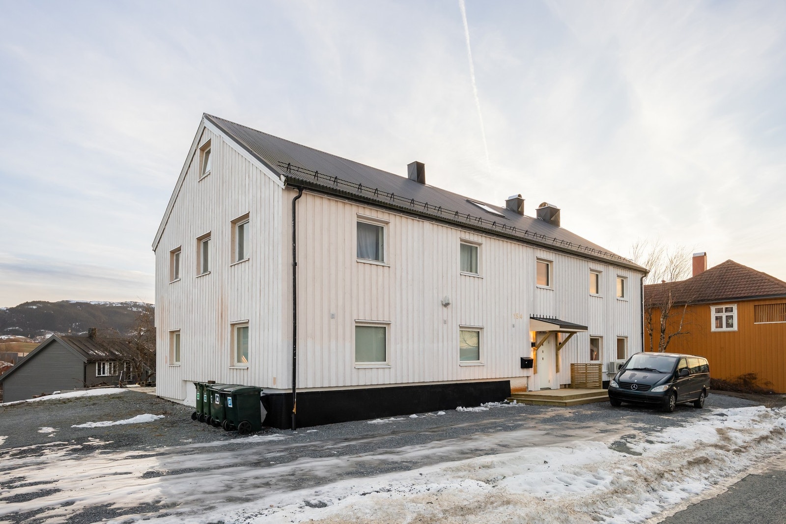 På eiendommen er det parkeringsplasser for beboerne, og bussholdeplass ligger rett over gata. Galleribilde