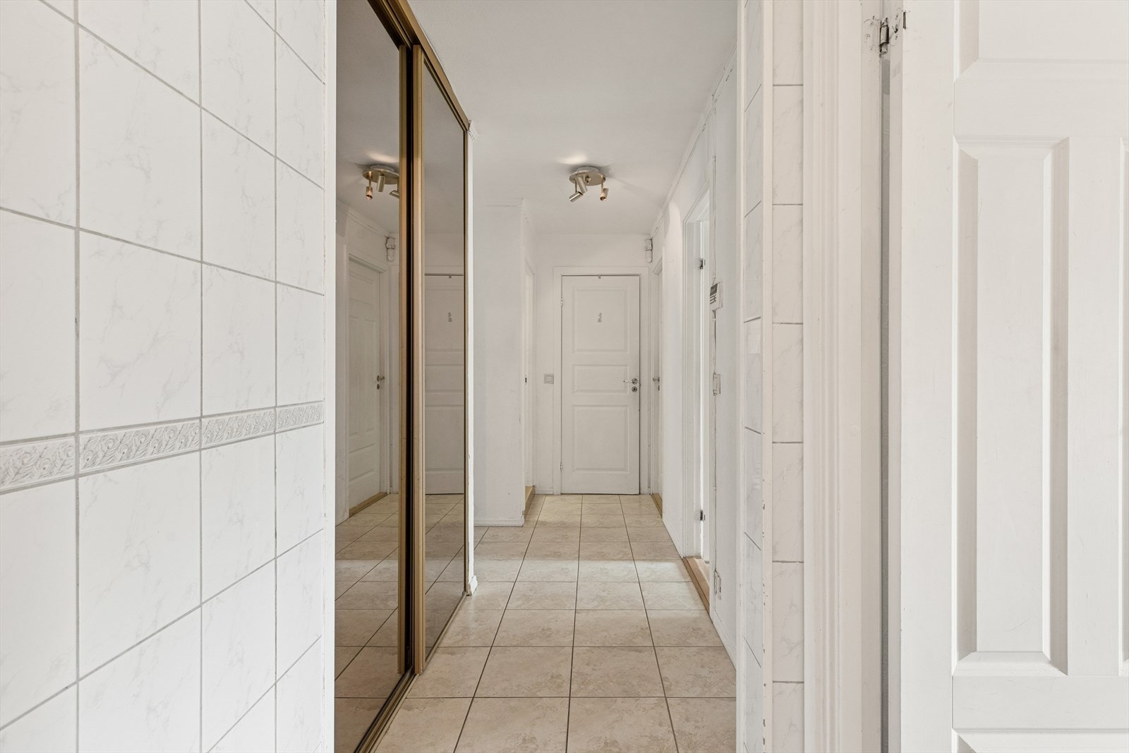 Her finnes blant annet en skyvedørsgarderobe med god plass til oppbevaring av yttertøy og sko. Galleribilde
