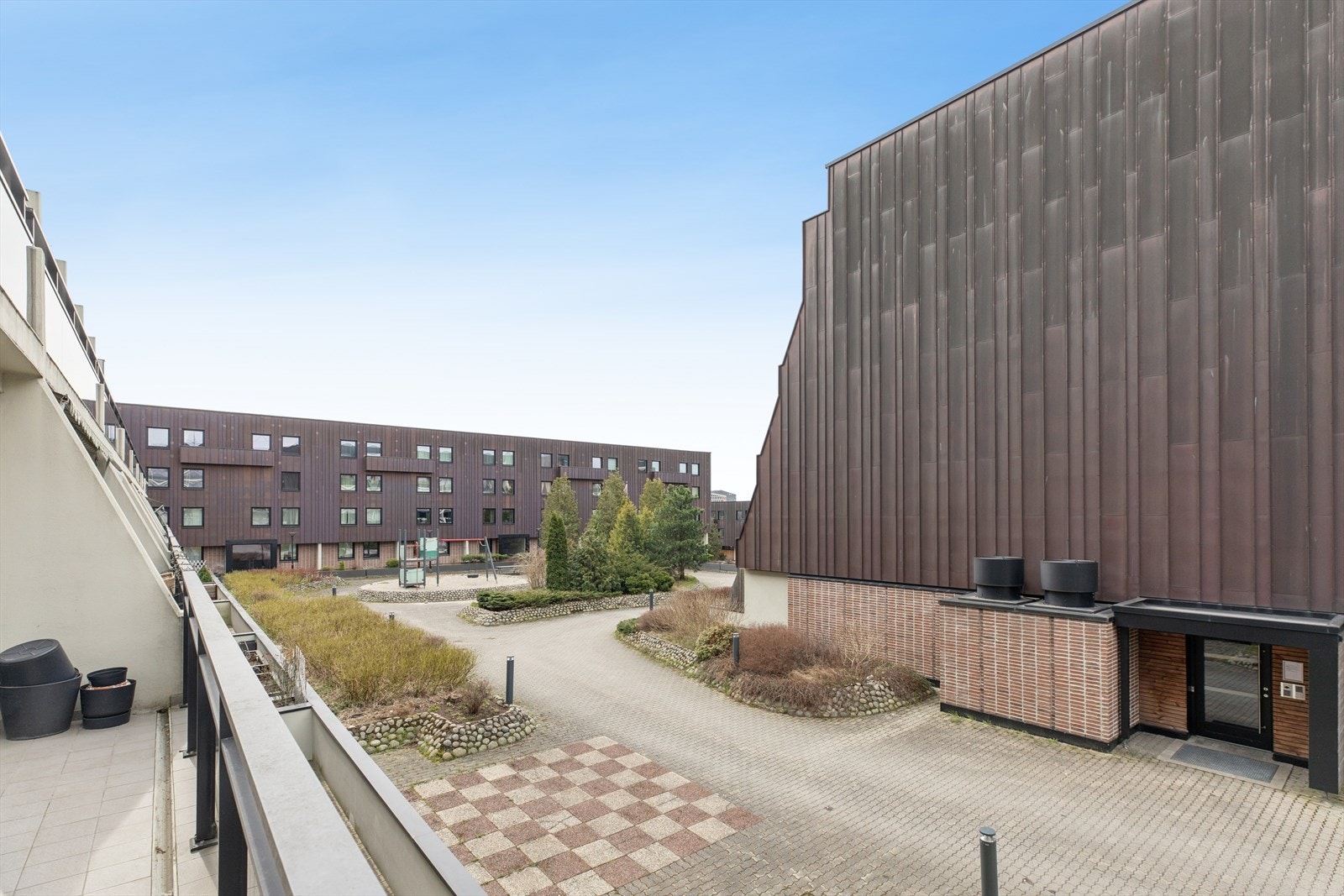 Fra balkongen er det utsikt over sameiets fellesarealer. Galleribilde