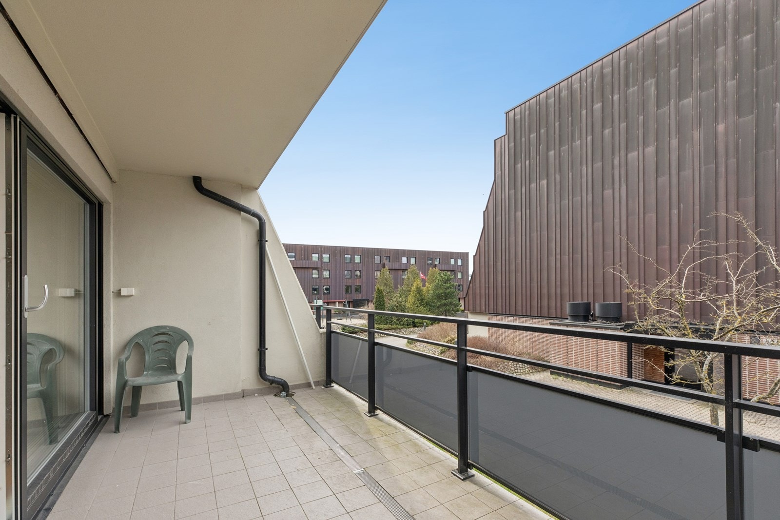 Fra stuen er det utgang til en delvis overbygd balkong med god plass til sittegruppe og tilhørende utemøbler. Galleribilde
