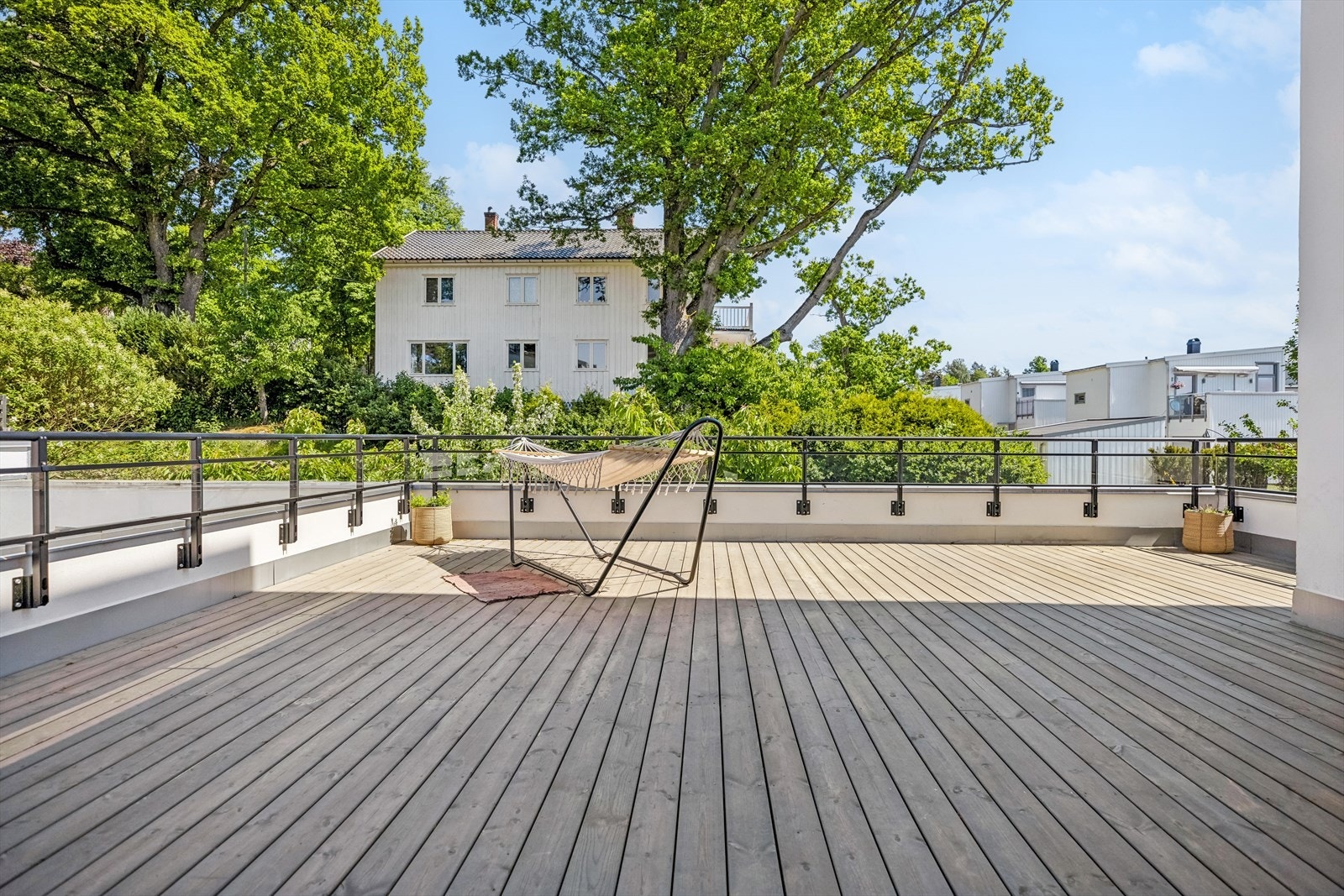 I tilknytning til inngangspartiet er det en stor, solrik terrasse på ca. 45 m² Galleribilde