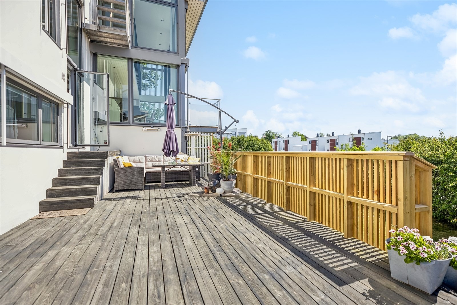 Solrik, usjenert terrasse på ca. 25 m² Galleribilde