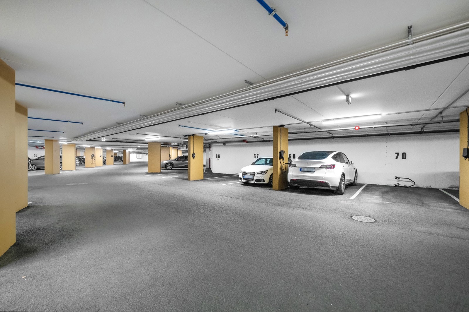 Det medfølger en parkeringsplass med elbillader i felles garasjeanlegg. Galleribilde