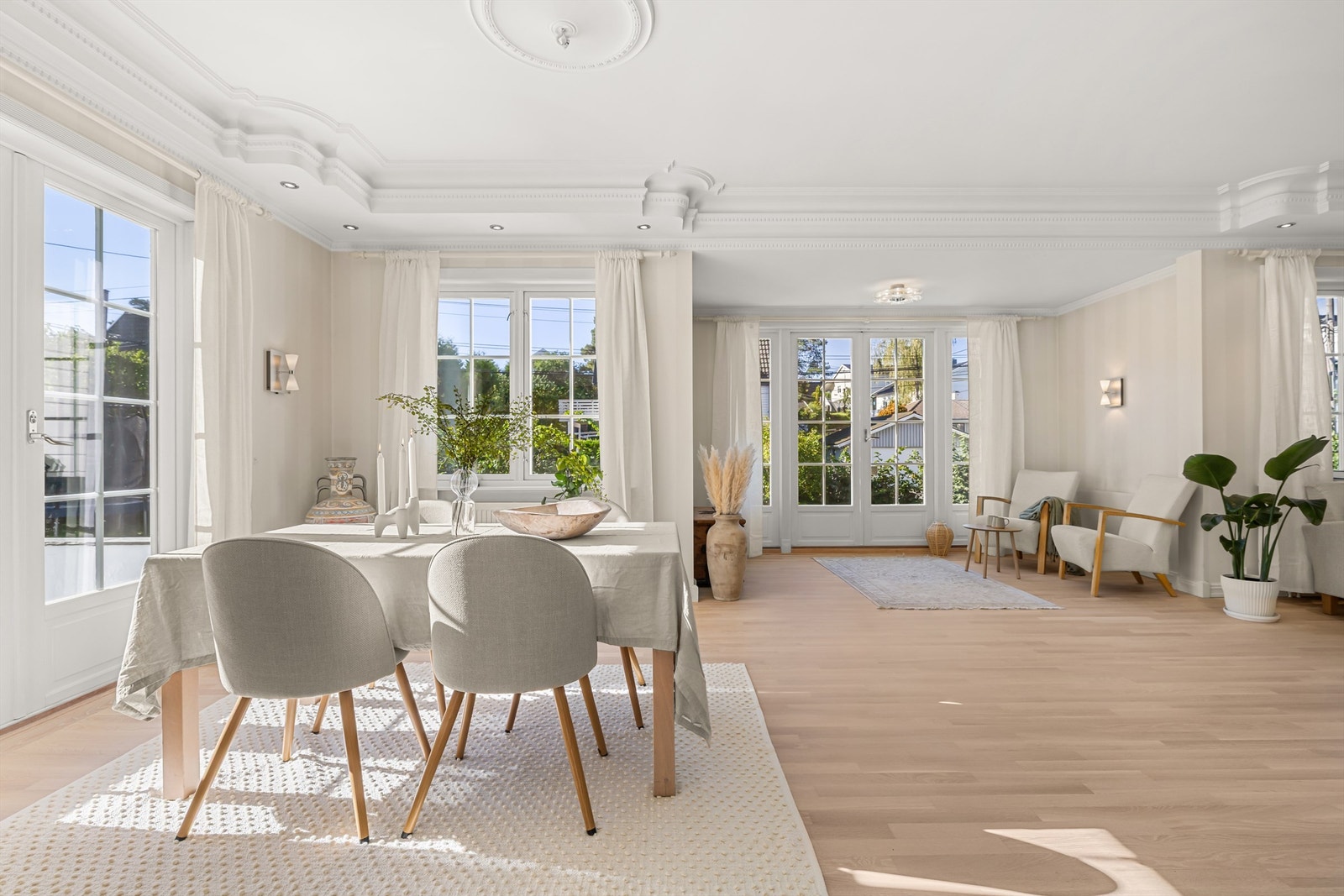 Den romslige hovedetasjen er skreddersydd for både hverdagsliv og sosiale sammenkomster. Store vindusflater slipper inn rikelig med naturlig lys, samtidig som de byr på flott utsyn til hagen Galleribilde