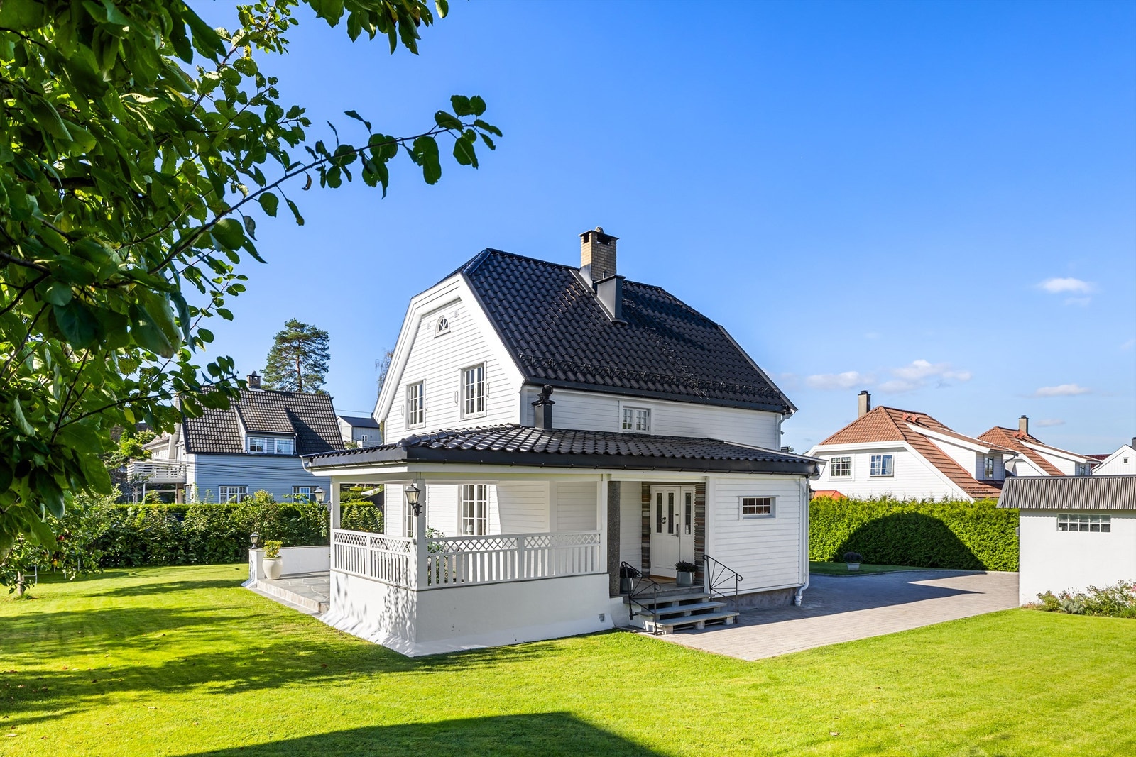 Flott villa fra 1923 med en stor, solrik og flat tomt på ca 1.3 mål Galleribilde