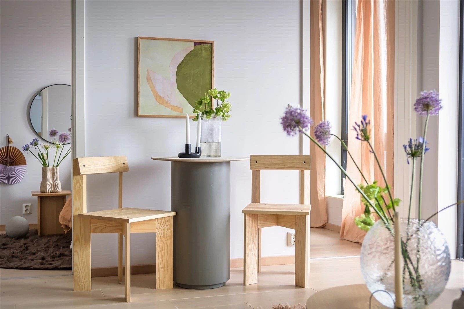 Lys stue med åpen kjøkkenløsning og utgang til balkong. Galleribilde