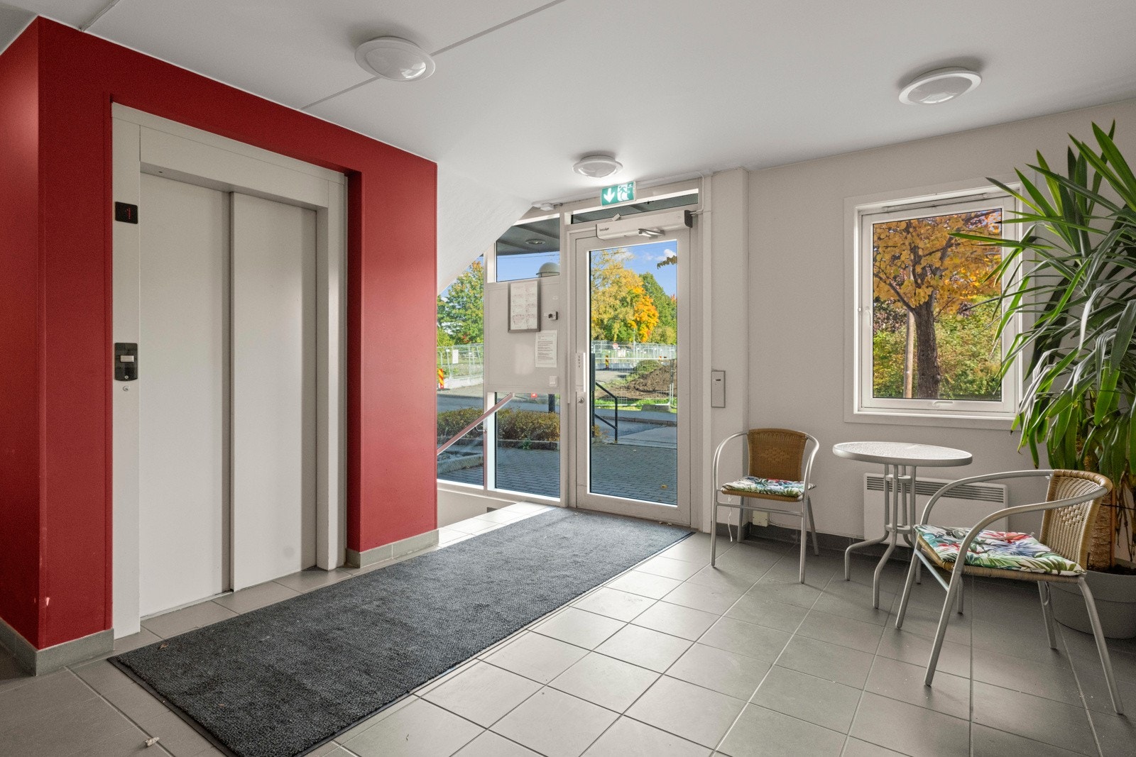 Innbydende inngangsparti i fellesareal med heis til leilighet og garasje/bod. Galleribilde