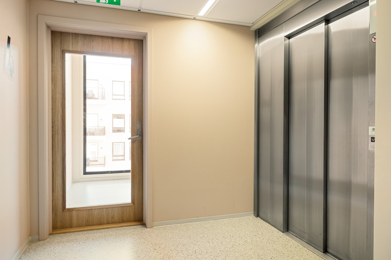 Ta heisen eller trappen ned til storstue, treningsrom, resepsjon eller andre fasiliteter i byggets 1. etg. Galleribilde