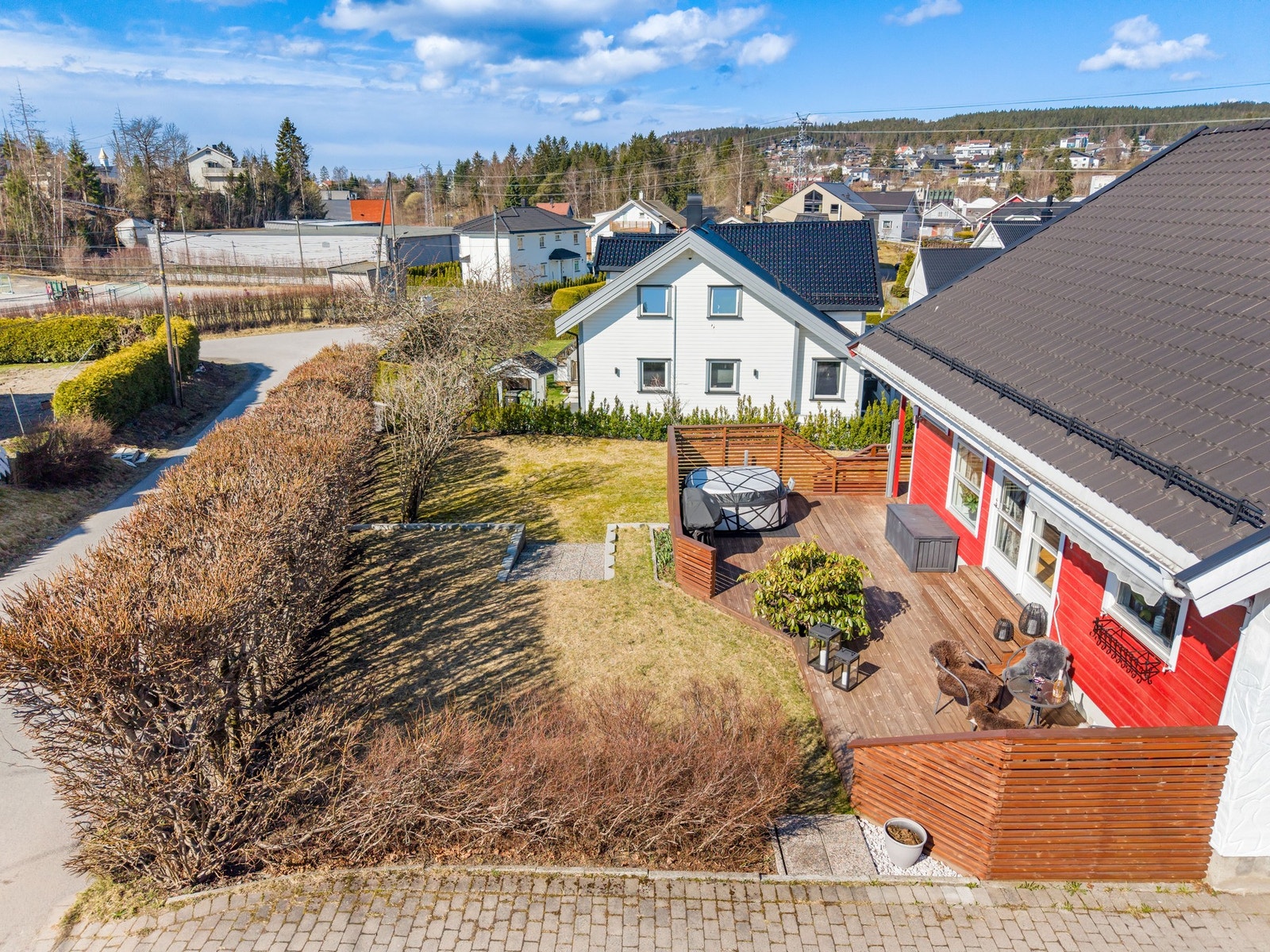 Den luftige terrassen gjør seg godt til hyggelige kvelder med både familie og venner. Galleribilde