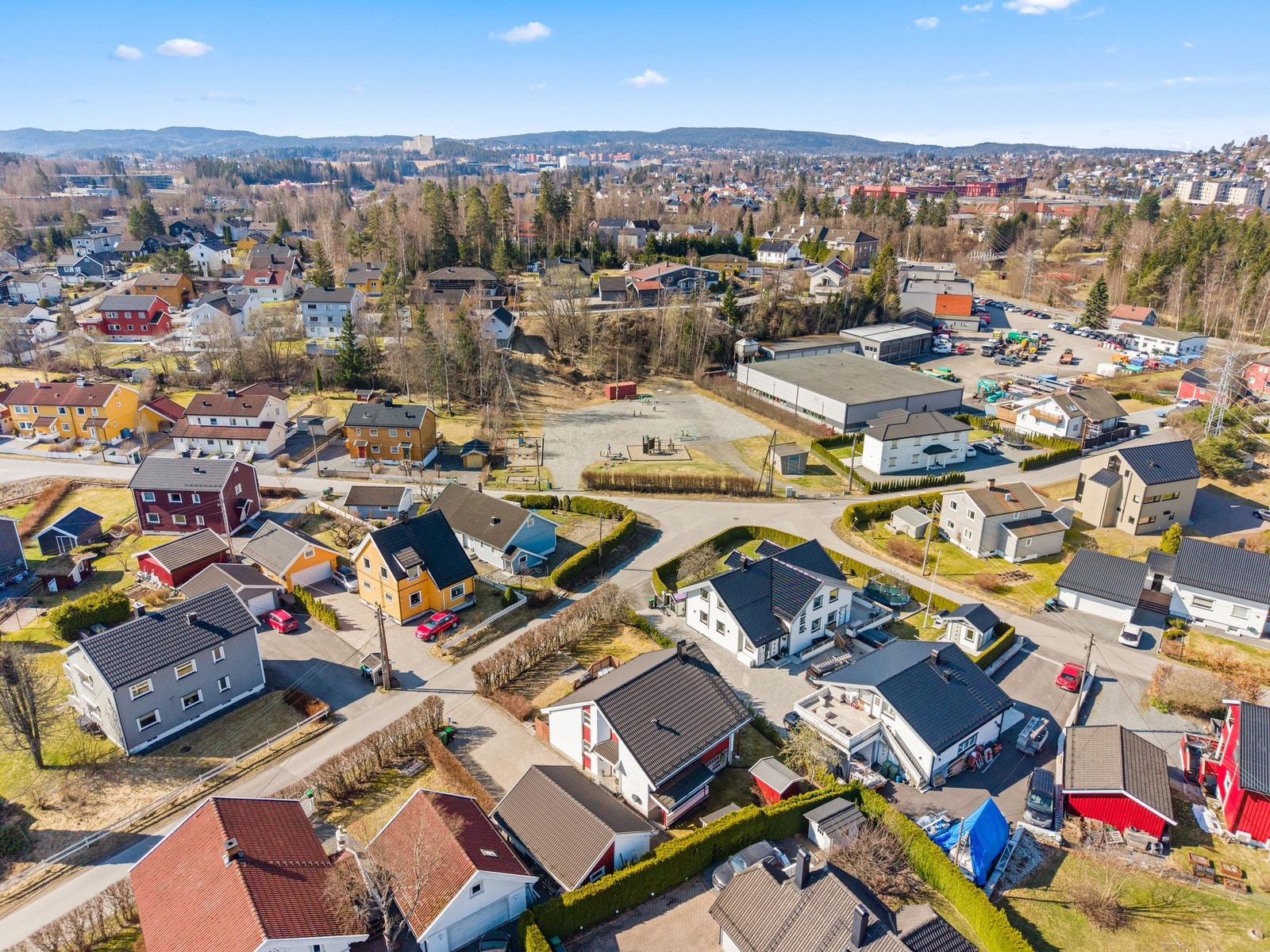 Fra eiendommen er det gang/sykkel-avstand til både Fjellhamar barneskole, Fjellsrud ungdomsskole og Lørenskog videregående skole. Galleribilde