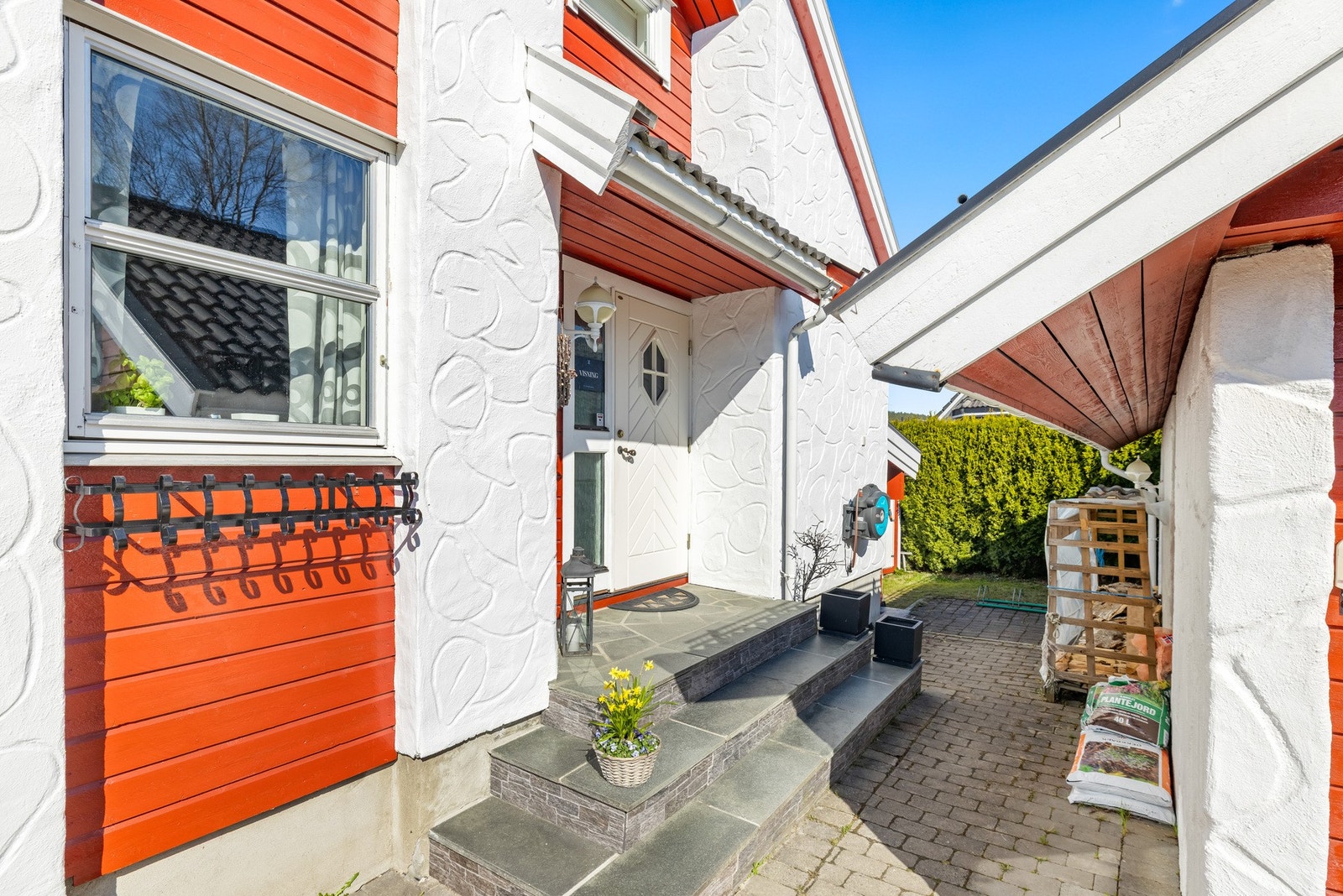 Hyggelig inngangsparti med varmekabler i trapp. Galleribilde