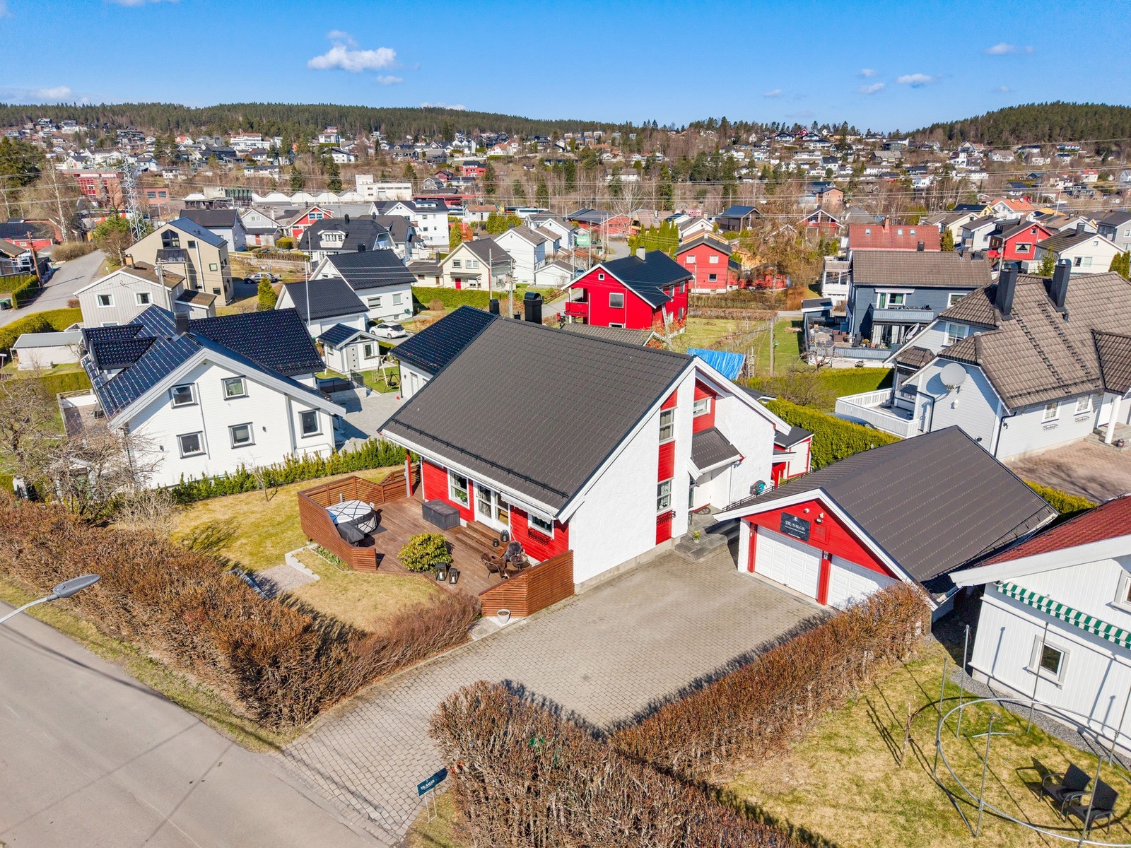 Denne sjarmerende eneboligen ligger på en stor og flott tomt med en dobbel garasje og en herlig terrasse og grøntareal. Galleribilde