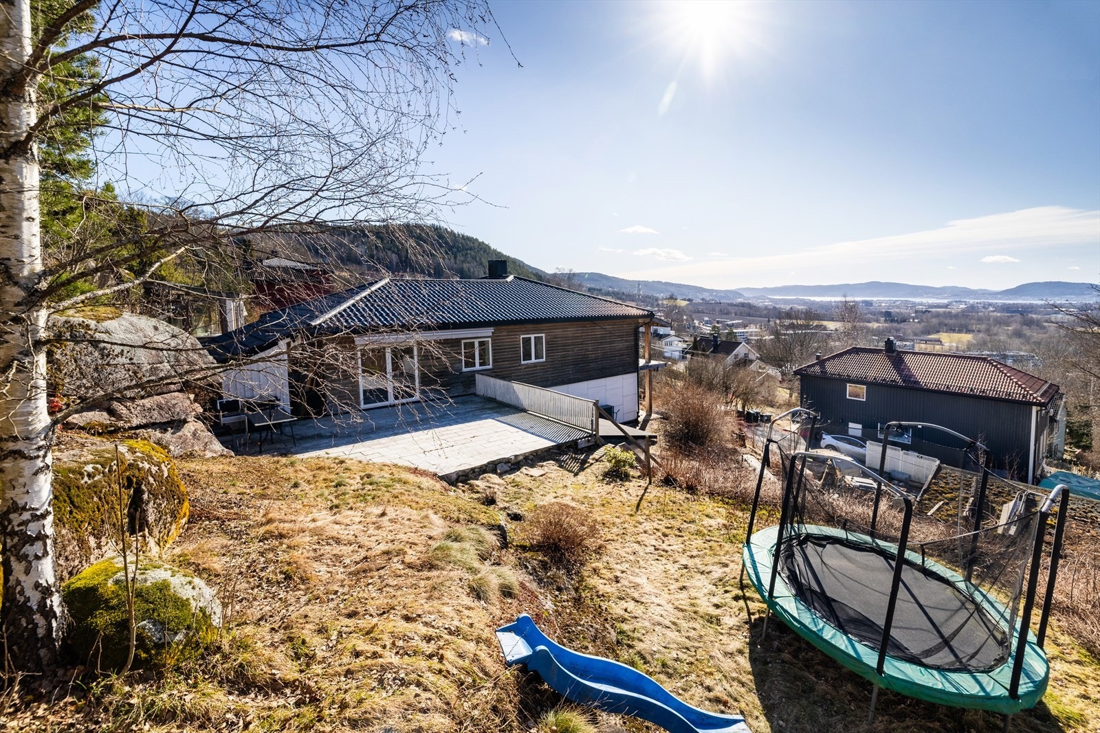 Tomt i flere nivåer med flere uteplasser i sola. Galleribilde