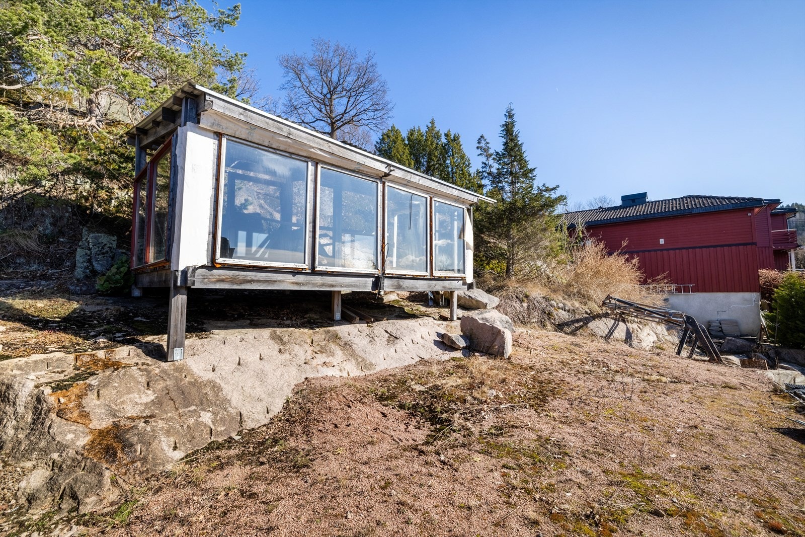 På tomten står i dag en bod/glasshus. Galleribilde