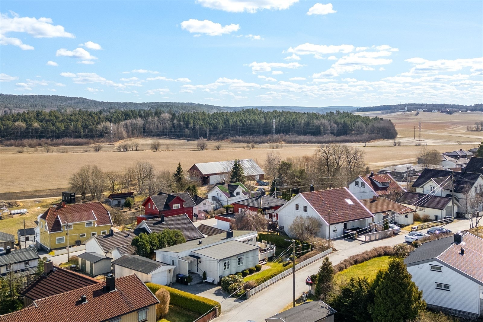 Eiendommen ligger i et etablert og rolig boligområde på Torp, med gode solforhold og fine utearealer. Galleribilde