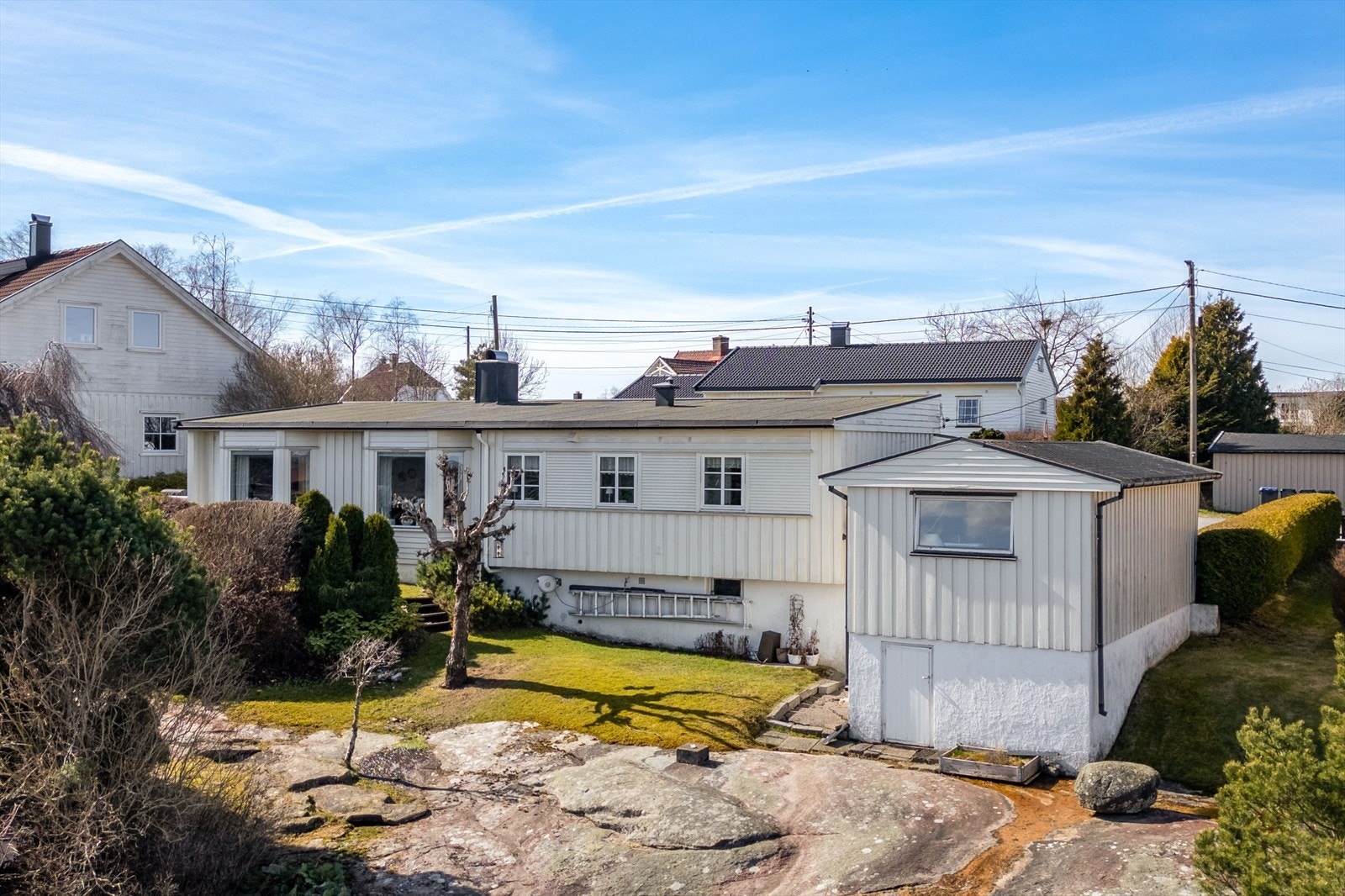 Velkommen til Strømsvei 17A - en romslig enebolig med stort potensial, presentert av Nvar G. Helan v/DNB Eiendom Fredrikstad øst. Galleribilde