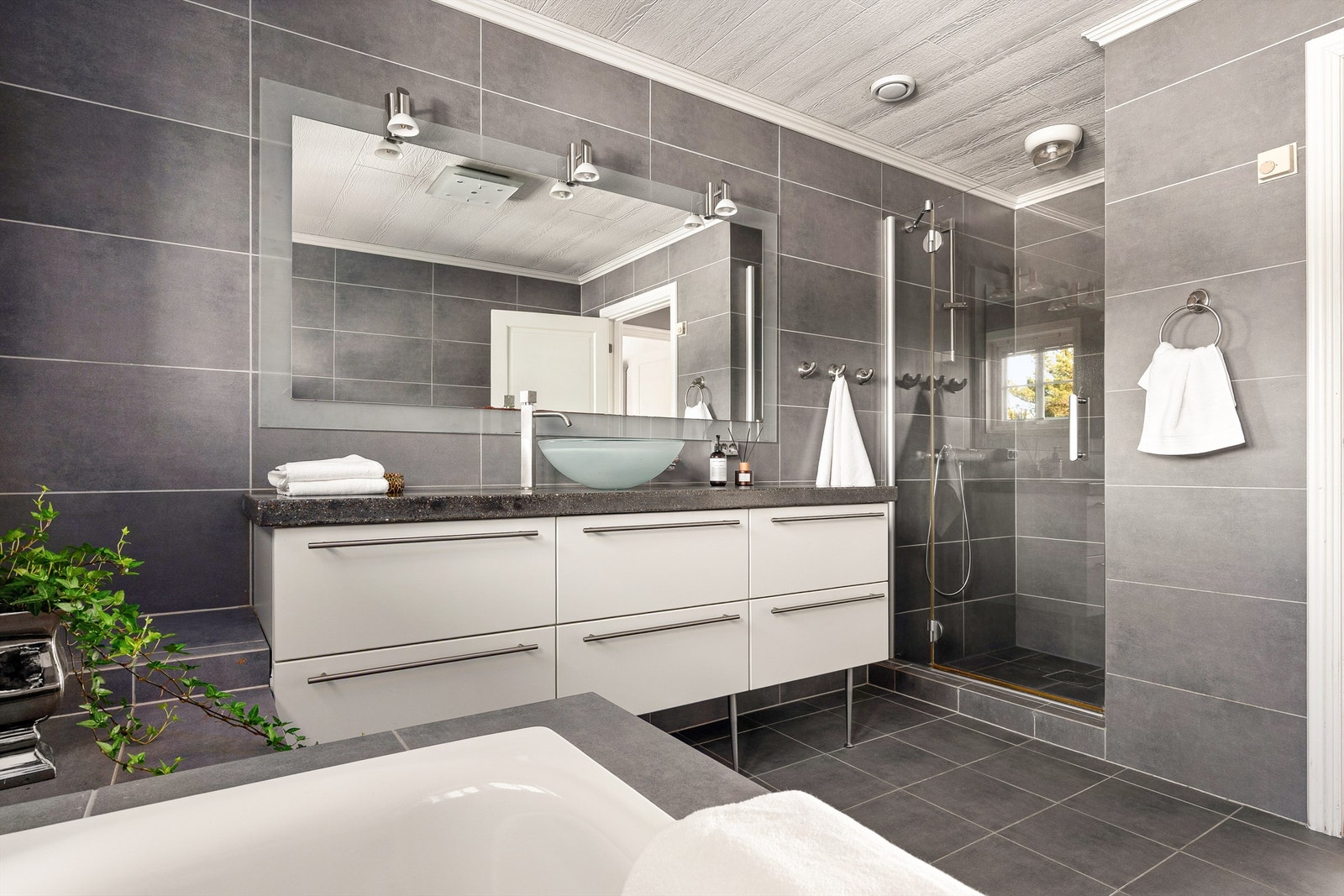 Med både dusjnisje og badekar byr badet på valgmulighet. Galleribilde