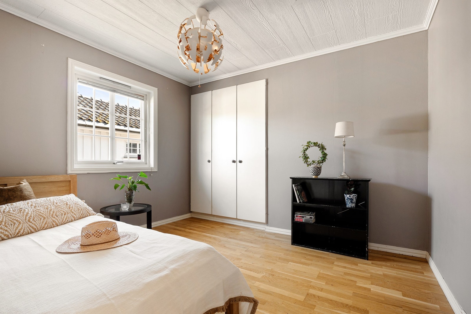Soverom II har ca. 7 kvm. gulvflate og fast garderobeskap av innfelt type. Galleribilde