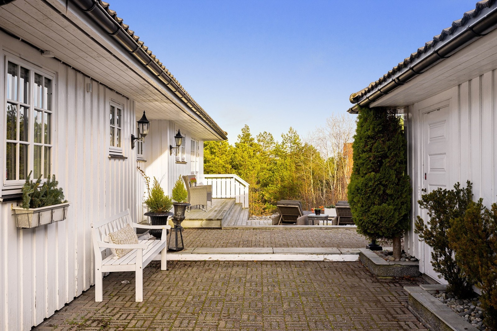 Mellom inngangspartiet og garasjen er det kun et fåtall skritt. Galleribilde