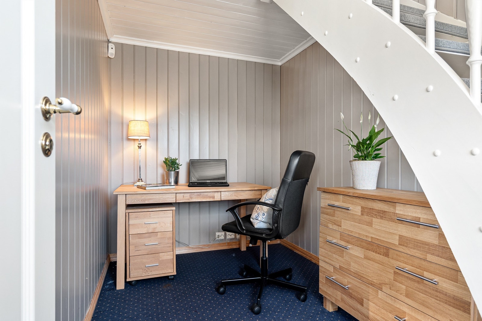 Kjellerrom benyttet som kontor. Trappen mellom kjelleren og stuen fremkommer ikke på opprinnelig bygningstegning. Galleribilde