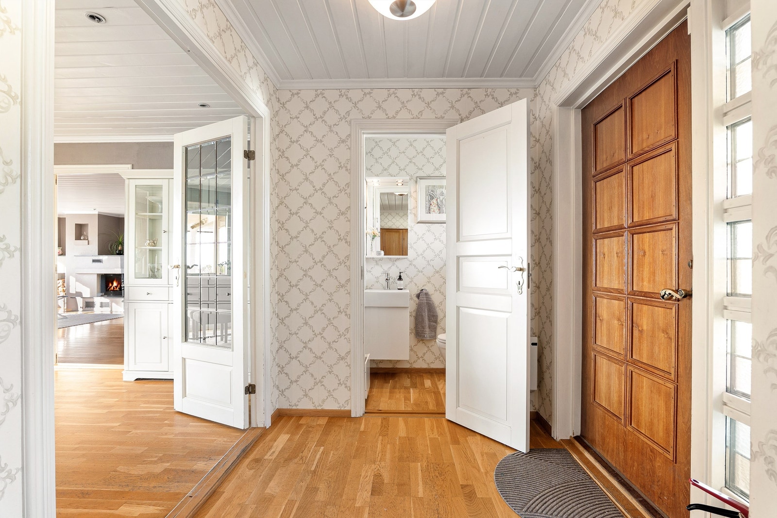 Ved entreen er et gjestetoalett lett tilgjengelig. Entreen kan lukkes av slik at kjølig luft ikke strømmer rett inn til spisestuen når inngangsdøren åpnes. Galleribilde