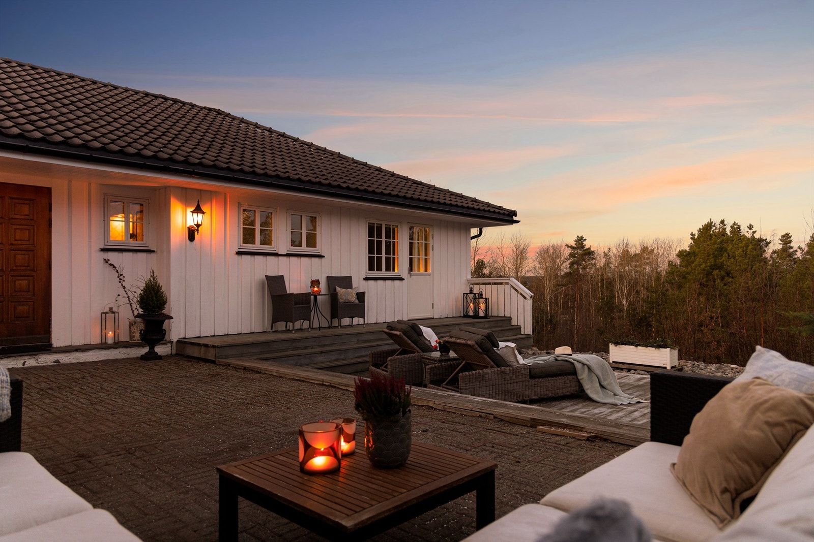 Naturen som omfavner eiendommen på to sider er et pent syn å hvile blikket på, både her og på terrassen på motsatt side. Galleribilde