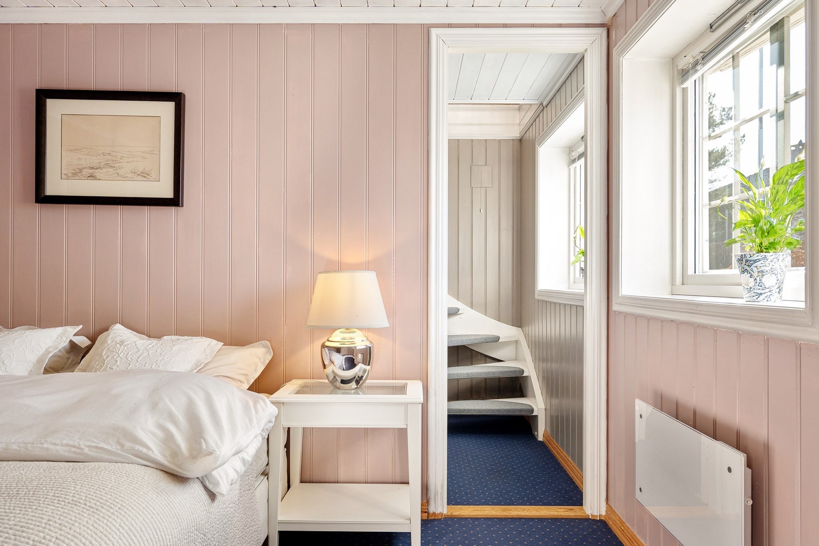 Til kjellerrommet er det adkomst både gjennom ytterdør og på innvendig trapp. Galleribilde