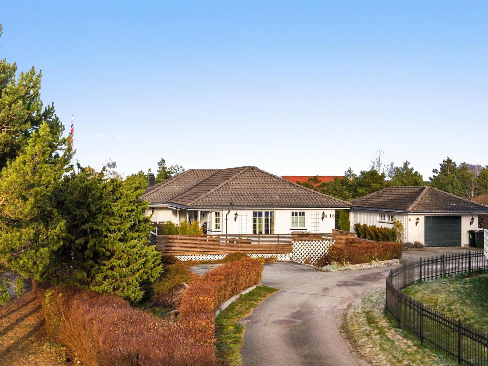 Adkomstveien er en liten avstikker fra Agatveien som benyttes kun av denne og tilstøtende eiendom innenfor. Galleribilde