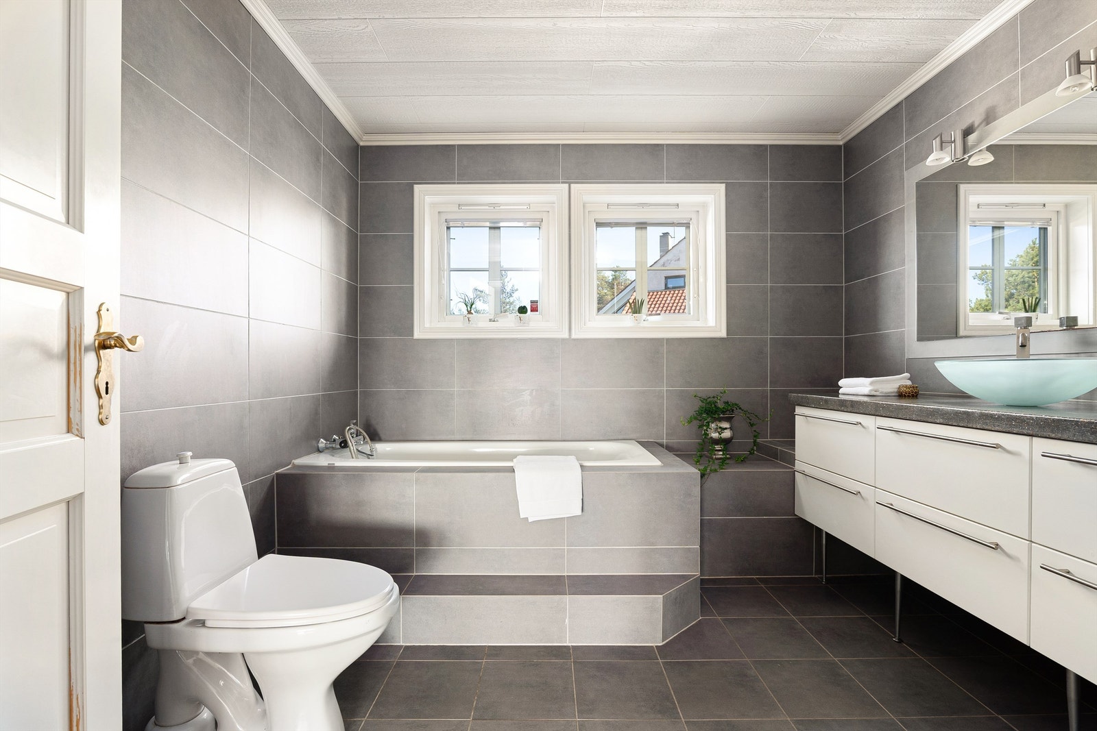 Hovedbadet er fra 2009 og tilstøter hovedsoverommet. Galleribilde
