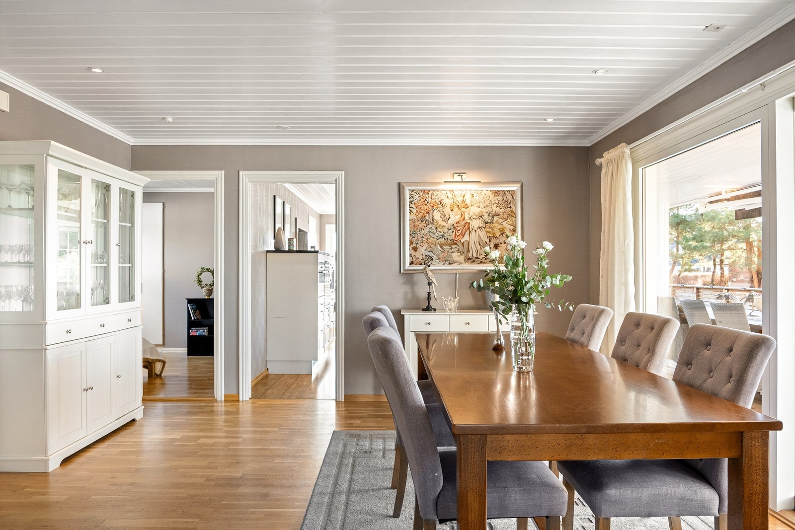 Kjøkkenet finnes vegg i vegg med spisestuen og kan lukkes helt av med skyvedør. Galleribilde