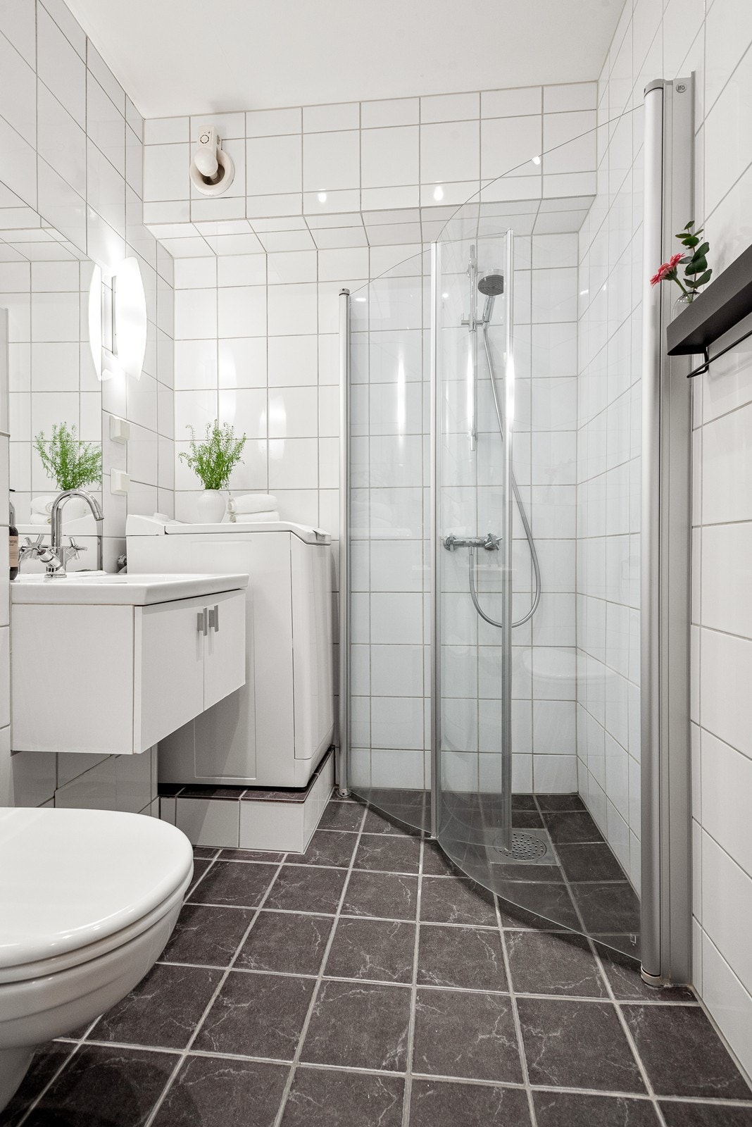 Flislagt bad med downlights og gulvvarme Galleribilde