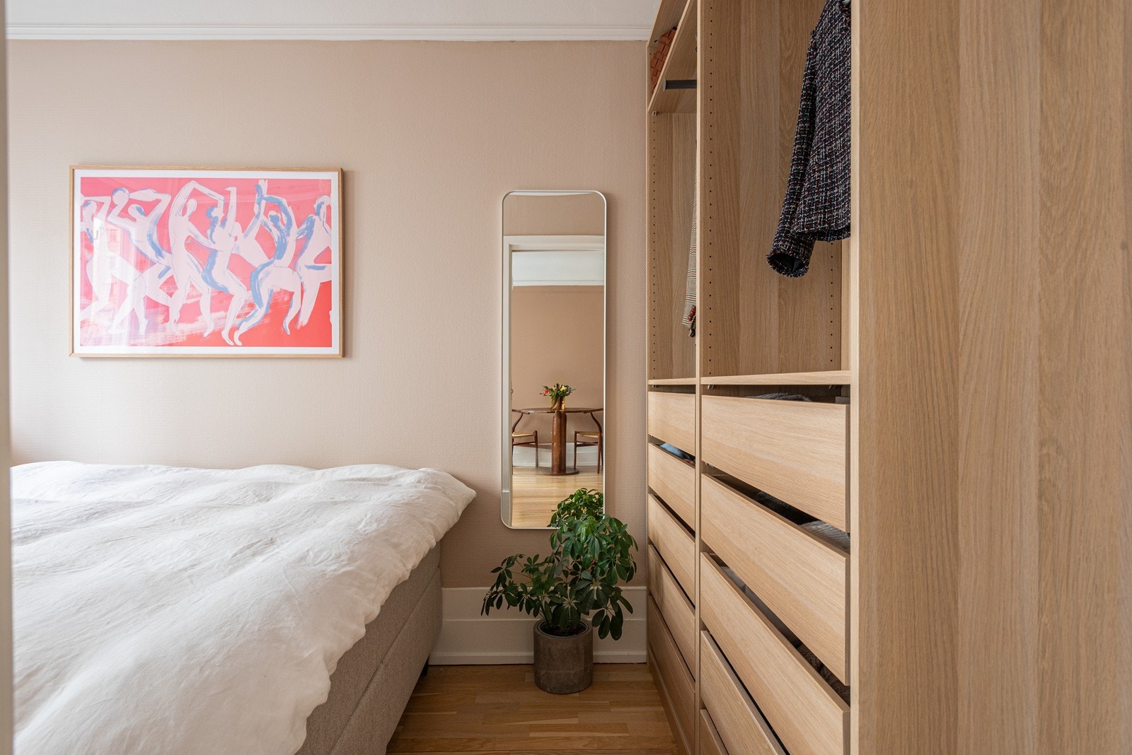 Soverom med plass til dobbeltseng og stor garderobe Galleribilde