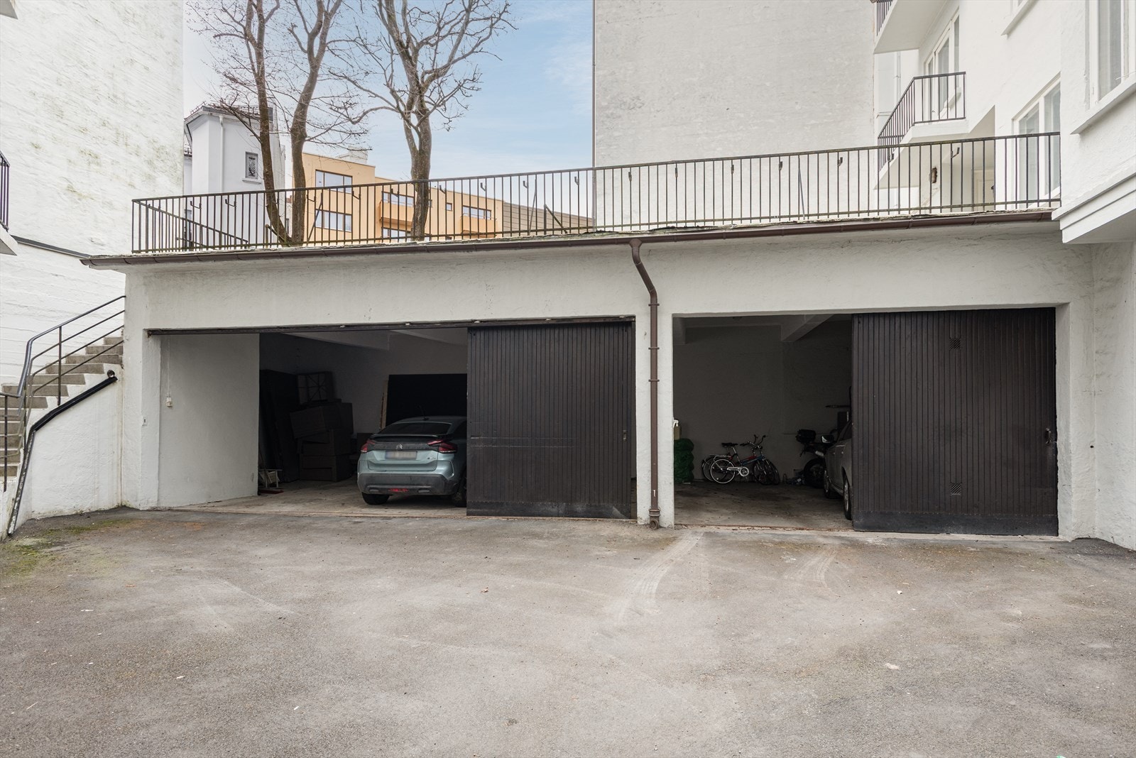 Det er seks parkeringsplasser i aksjelaget som kan leies etter venteliste. Det er pt. ledig plass. Pris 1.500,- pr. mnd. Galleribilde