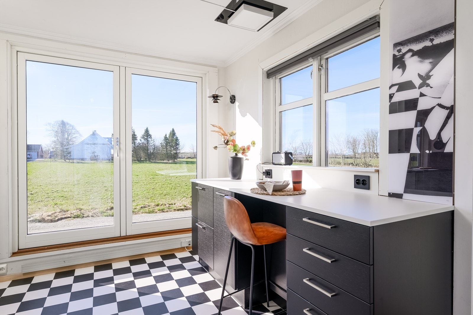 Store vindusflater som gir rikelig lysinnslipp, Galleribilde