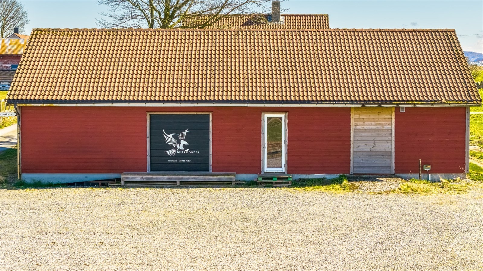 Ekstern garasje på ca. 169 m2 Det er ikke søkt bruksendring/godkjennelse til dagens formål. Galleribilde