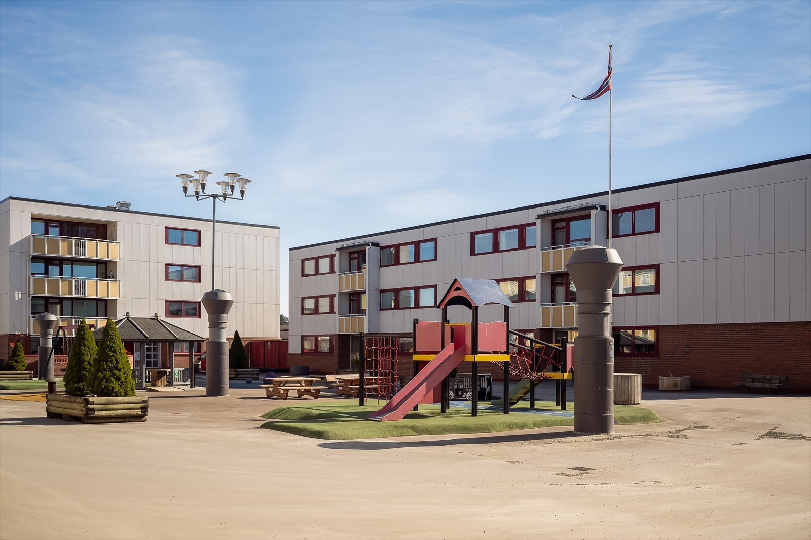 Borettslaget har pent opparbeidede fellesarealer med blant annet lekeplass for de minste. Galleribilde