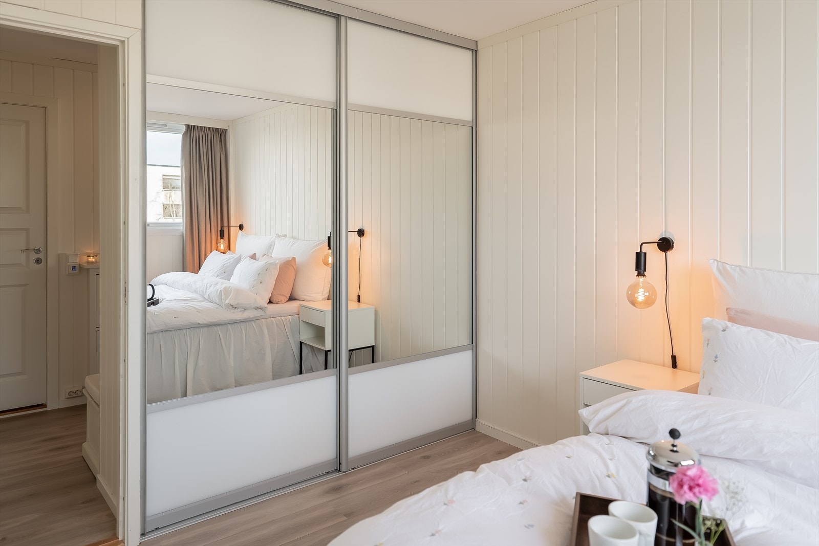 En romslig skyvedørsgarderobe med speilfronter gir rikelig med lagringsplass og bidrar til en god romfølelse. Galleribilde