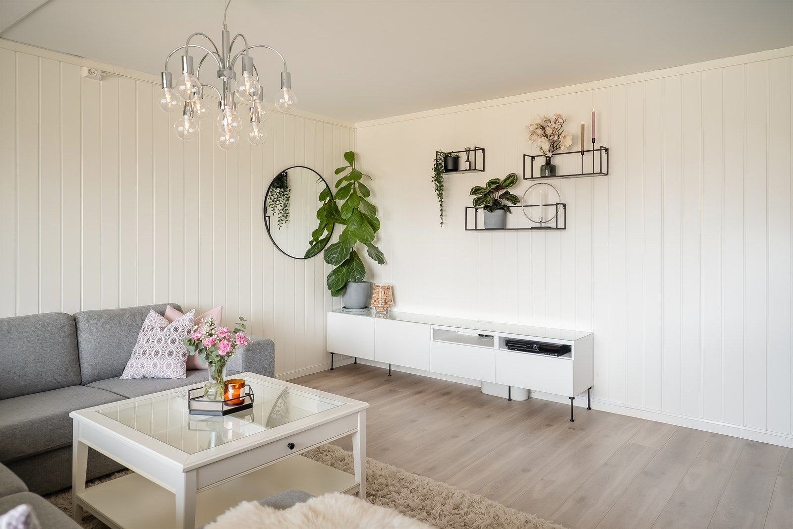 Leiligheten ligger i et rolig område med kort vei til kollektivforbindelser og treningssentre. Galleribilde