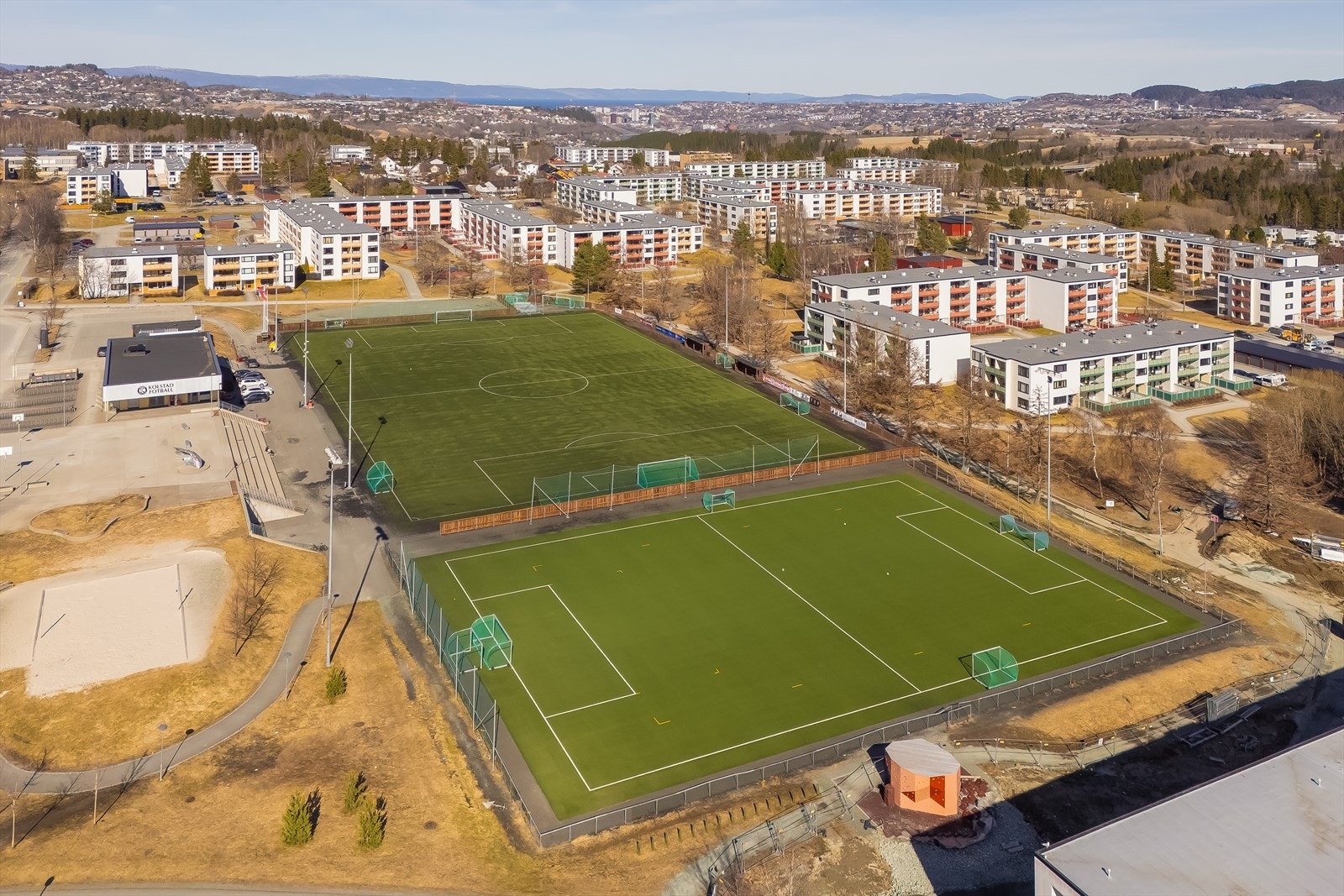 Flere idrettsanlegg i umiddelbar nærhet, inkludert Kolstad idrettspark. Treningssentre som 3T-Rosten og 3T-Saupstad ligger i gangavstand fra leiligheten. Galleribilde