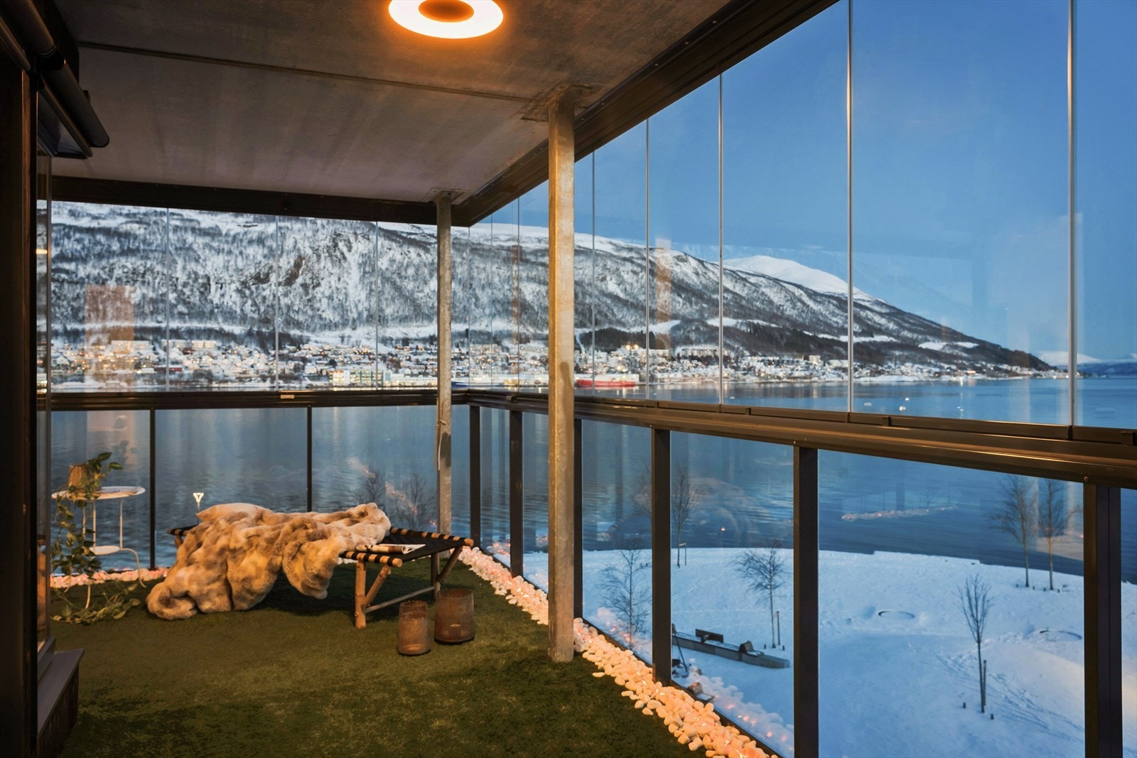 Fantastisk hjørnebeliggenhet med innglasset balkong mot sør og øst, nydelig utsikt og meget gode solforhold. Galleribilde