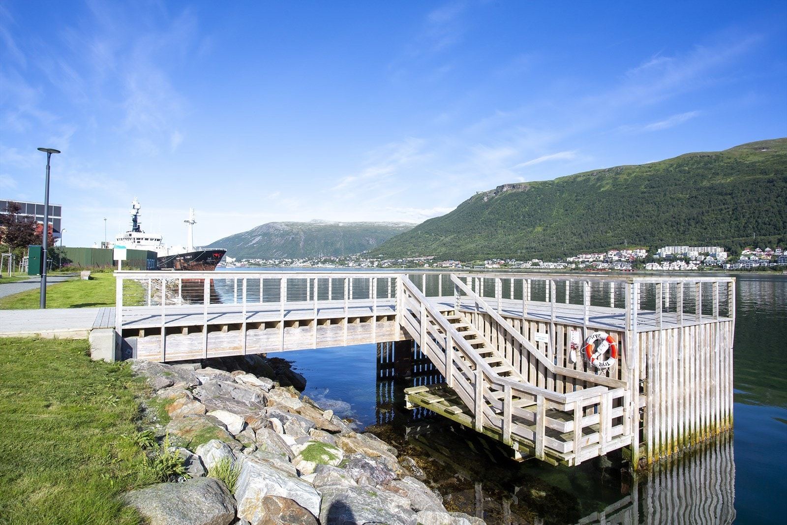 Ta deg en tur på brygga og nyt utsikten av sundet og båtene som farer forbi. Galleribilde
