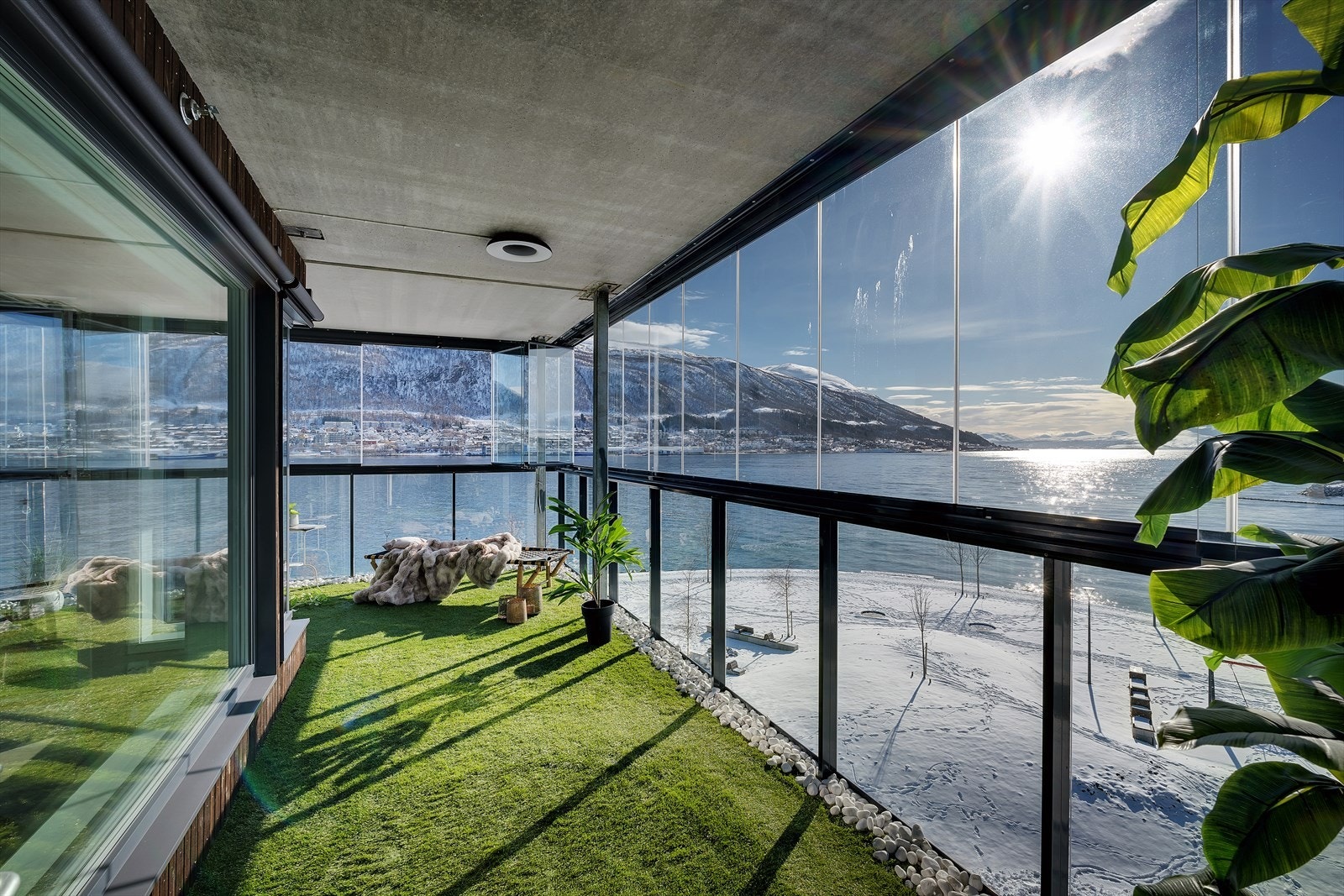 Utgang fra stua og soverommet til en romslig innglasset balkong, med utsikt i flere retninger. Galleribilde
