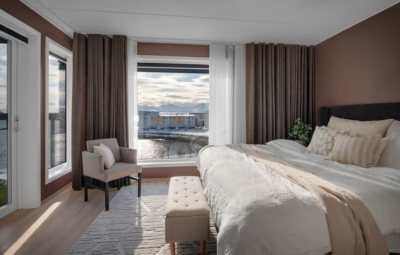 Hovedsoverommet er både romslig og pent, med behagelige fargevalg og god plass til stor seng. Galleribilde