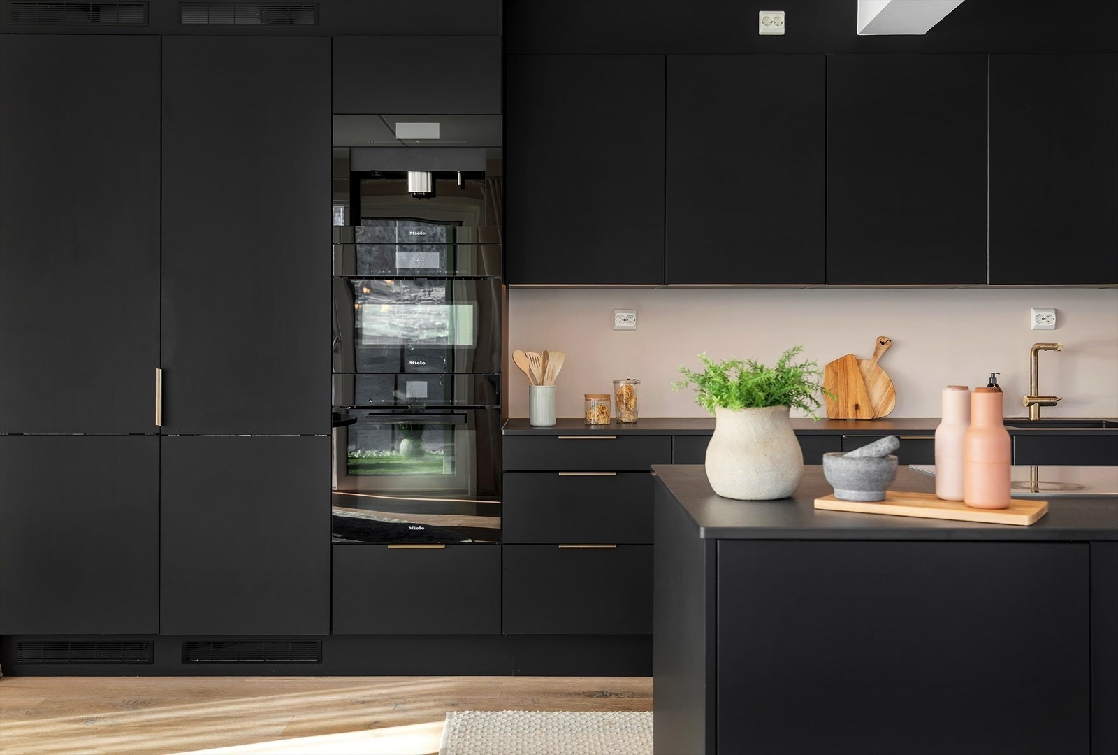 Eksklusiv steinbenkeplate i Dekton, som tåler høy temperatur fra kasseroller og stekepanner. Galleribilde