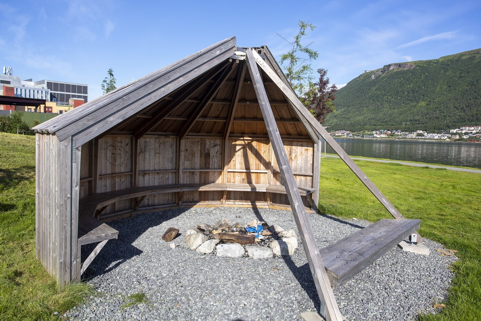 Samle venner og familie i gapahuken for en enkel sammenkomst. Galleribilde