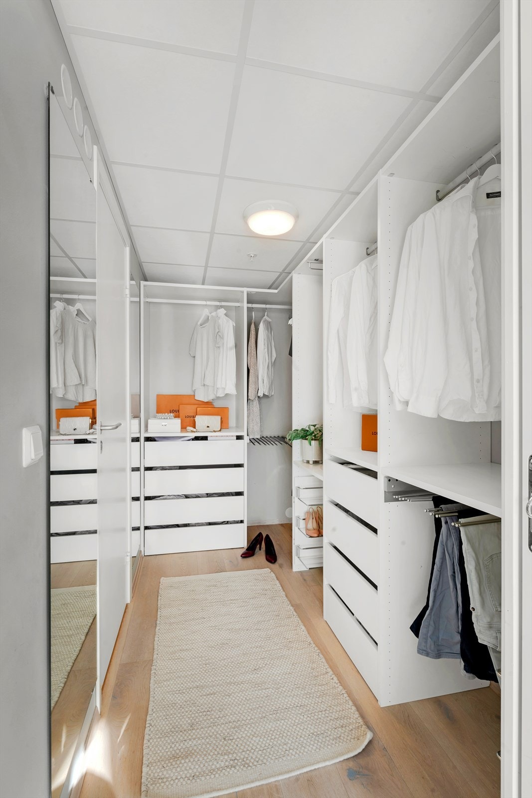Walk-in-garderoben er pent gjennomført, med rikelig plass til oppbevaring av klær og sko. Galleribilde
